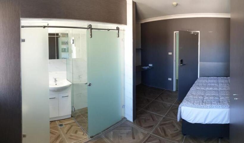 استودیوی لوکس, Seranin Bathurst