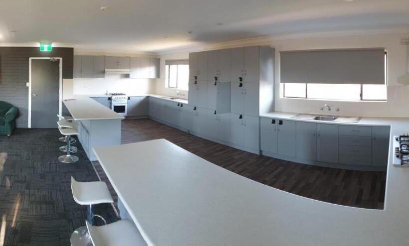 اتاق لوکس خانوادگی, Seranin Bathurst