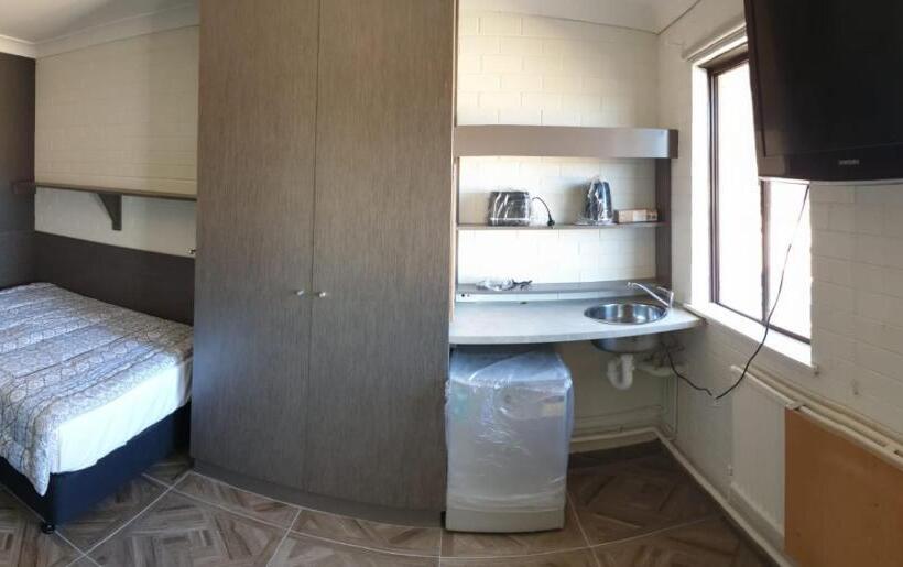 اتاق لوکس خانوادگی, Seranin Bathurst