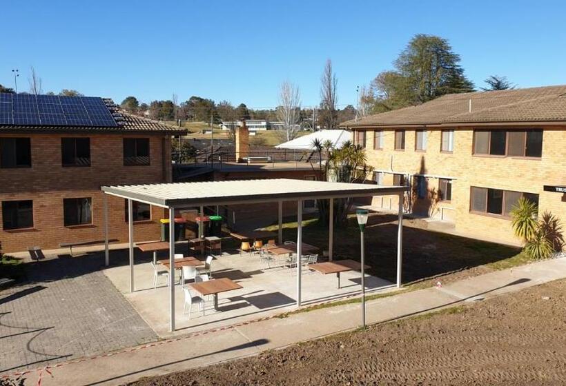 اتاق لوکس خانوادگی, Seranin Bathurst