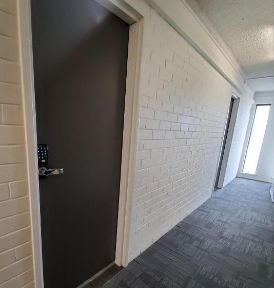 اتاق استاندارد یک نفره, Seranin Bathurst