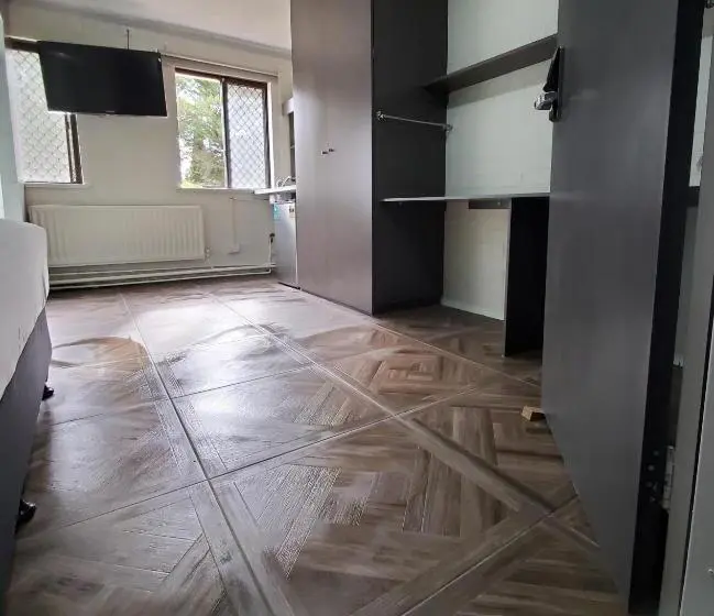 Quarto Familiar Deluxe, Seranin Bathurst
