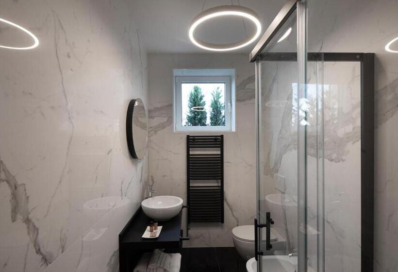 스탠다드 싱글 룸, Ophelia