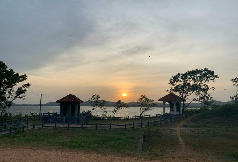 غرفة قياسية ثلاثية ذات اطلالة, Sethway Village