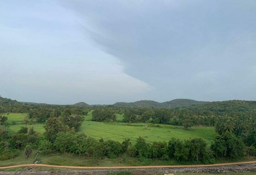 غرفة قياسية ثلاثية ذات اطلالة, Sethway Village