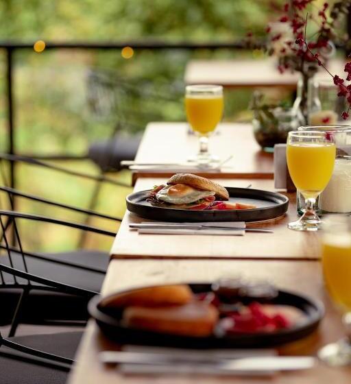 חדר משפחתי, The Boato