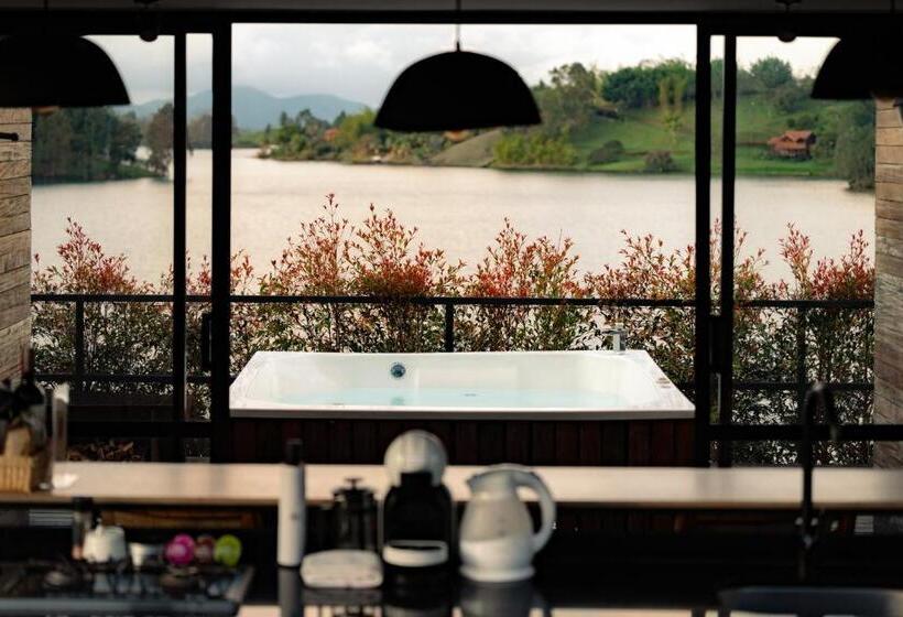 חדר משפחתי, The Boato