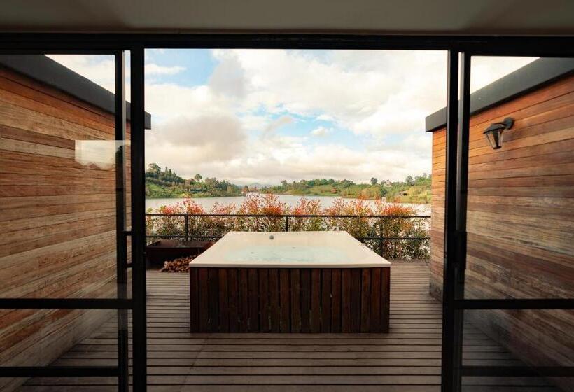 חדר משפחתי, The Boato