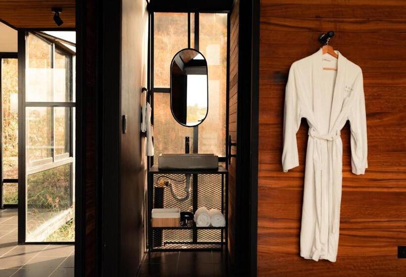 חדר משפחתי, The Boato