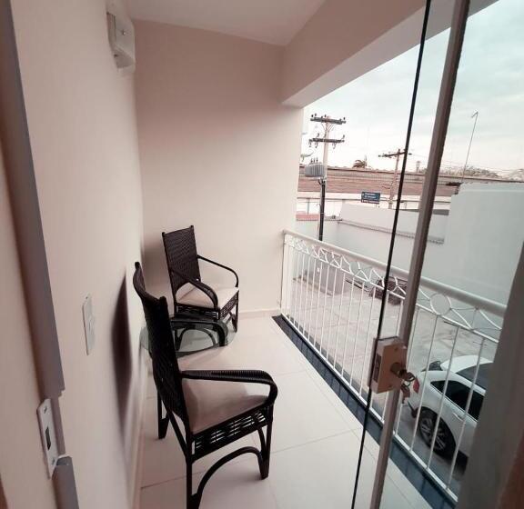 バルコニー付きデラックスルーム, Charles