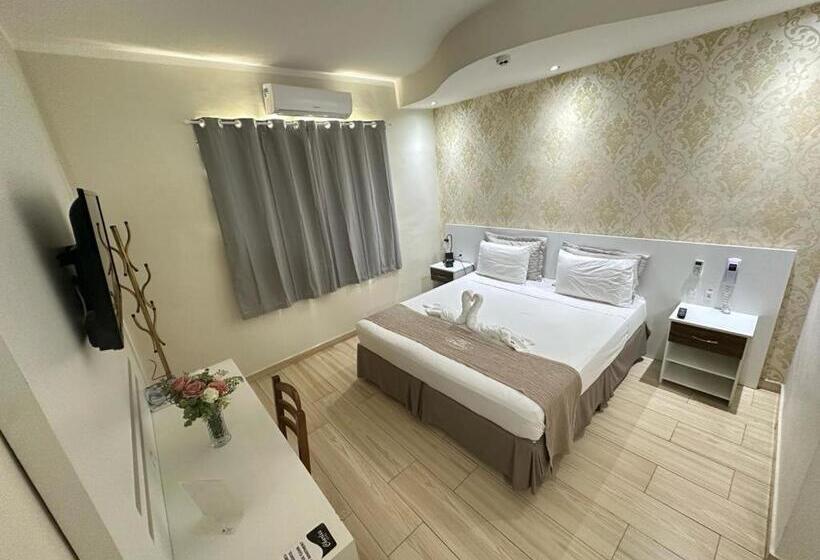 デラックスルーム, Charles