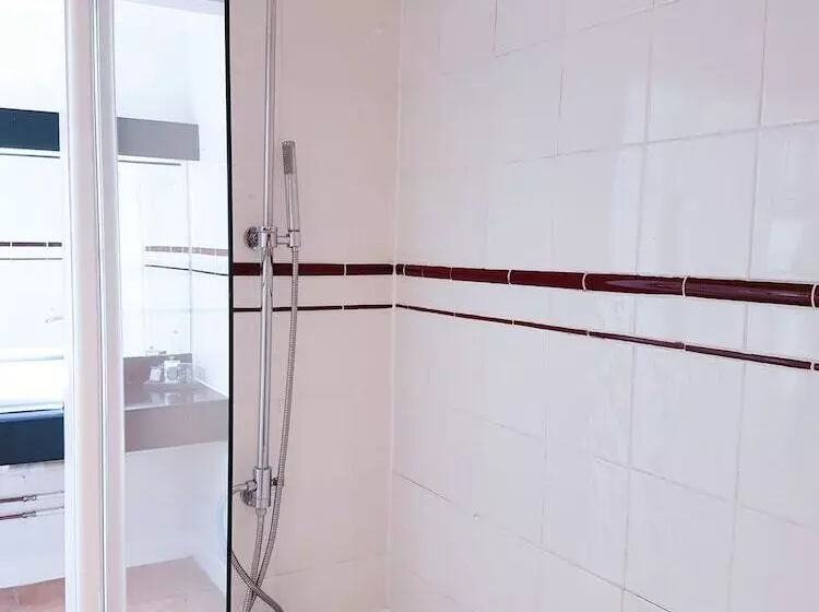 اتاق استاندارد با بالکن و چشم‌انداز دریا, Cumberland Hotel   Oceana Collection