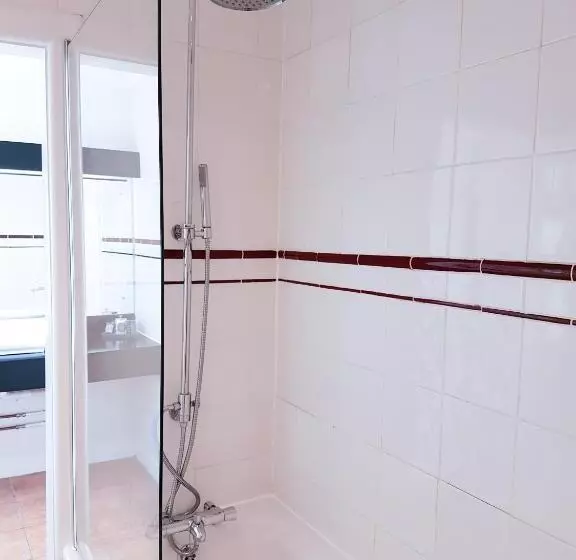اتاق استاندارد با بالکن و چشم‌انداز دریا, Cumberland Hotel   Oceana Collection