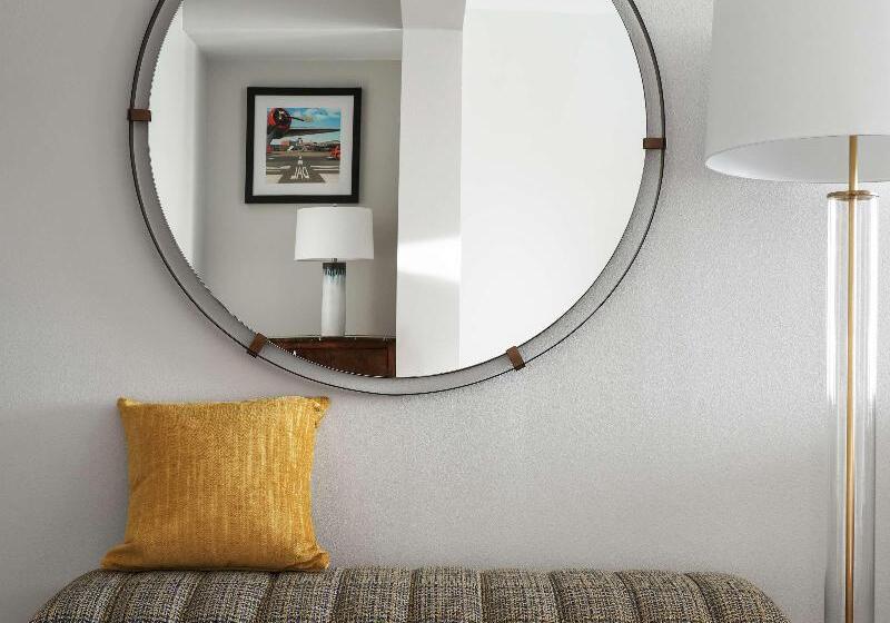 Suite King Size Bed, Doubletree By Hilton Hotel Dallas – Love Field