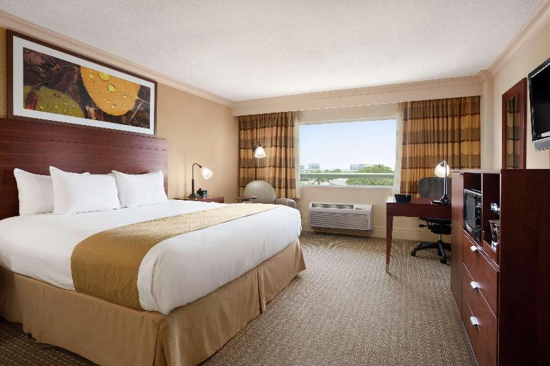 Suite King Size Bed, Doubletree By Hilton Hotel Dallas – Love Field