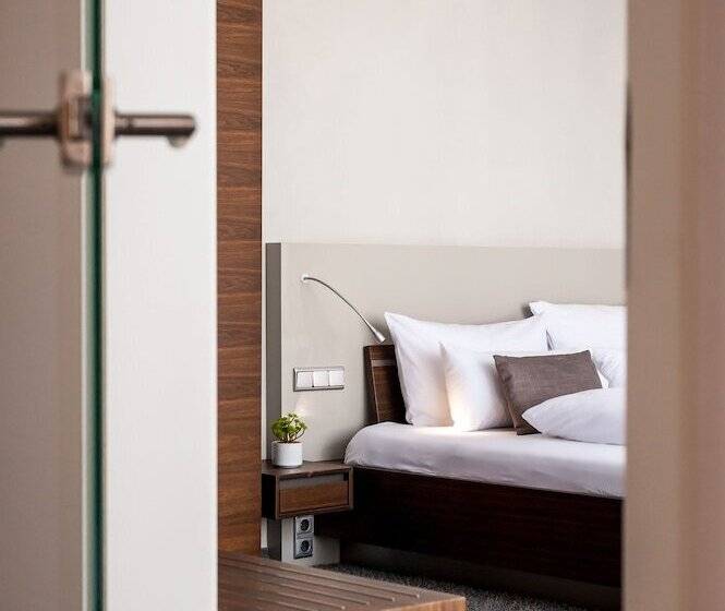 جناح ديلوكس, Frankenland