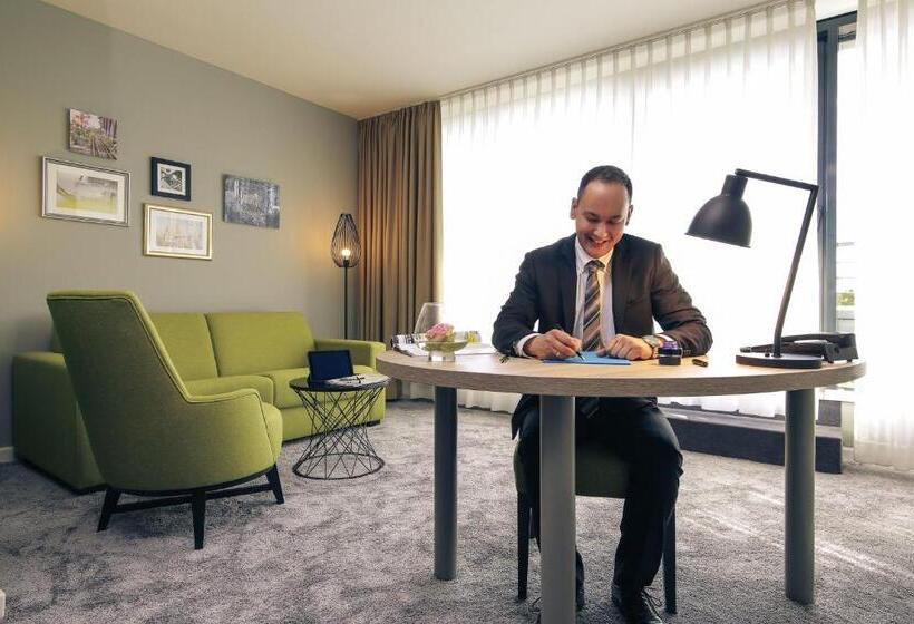 جناح جونيور, Mercure Hotel Plaza Essen