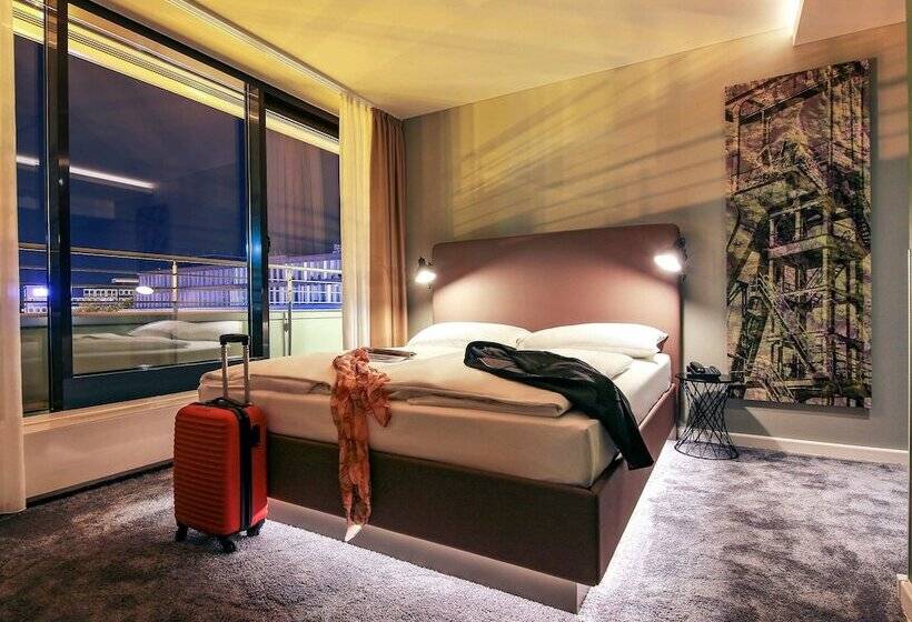 جناح جونيور, Mercure Hotel Plaza Essen