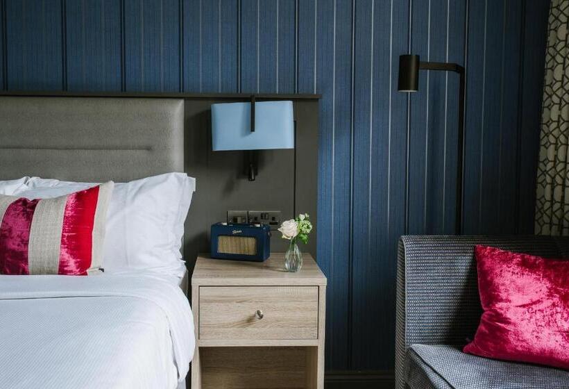 غرفة عائلية, Pendley Manor