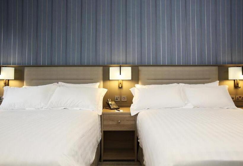 غرفة عائلية, Pendley Manor