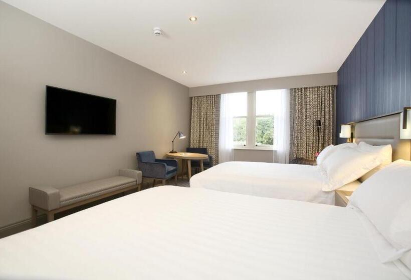 غرفة عائلية, Pendley Manor