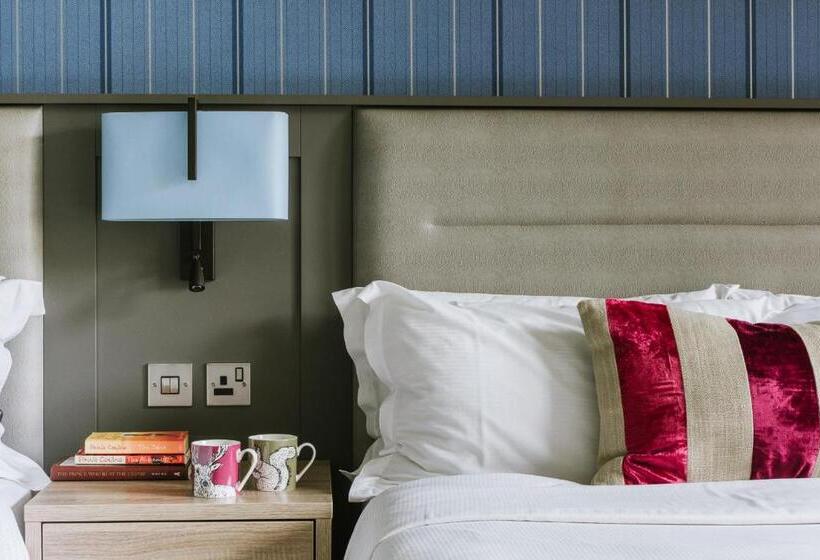 غرفة عائلية, Pendley Manor