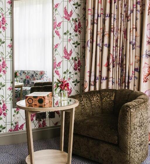 جناح جونيور, Pendley Manor