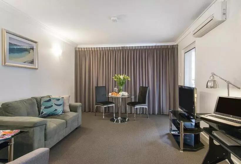 سوئیت با بالکن, The Peninsula Riverside Serviced Apartments