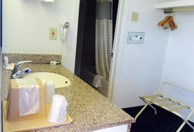 キングサイズベッドのスタンダードルーム, Travelodge By Wyndham New Braunfels