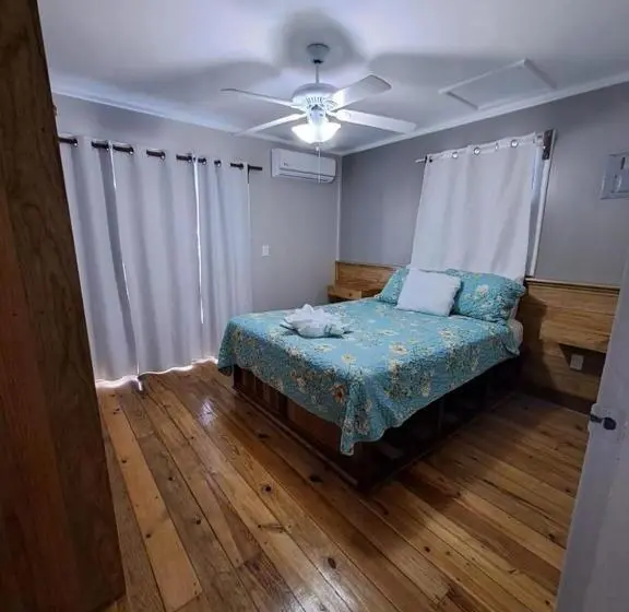 بانگلوی استاندارد, The Odyssey Resort Utila