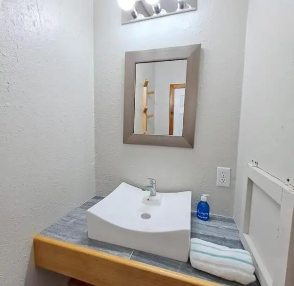 سوییت لوکس, The Odyssey Resort Utila