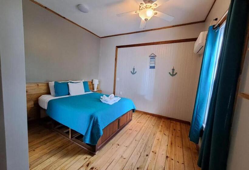 سوییت لوکس, The Odyssey Resort Utila