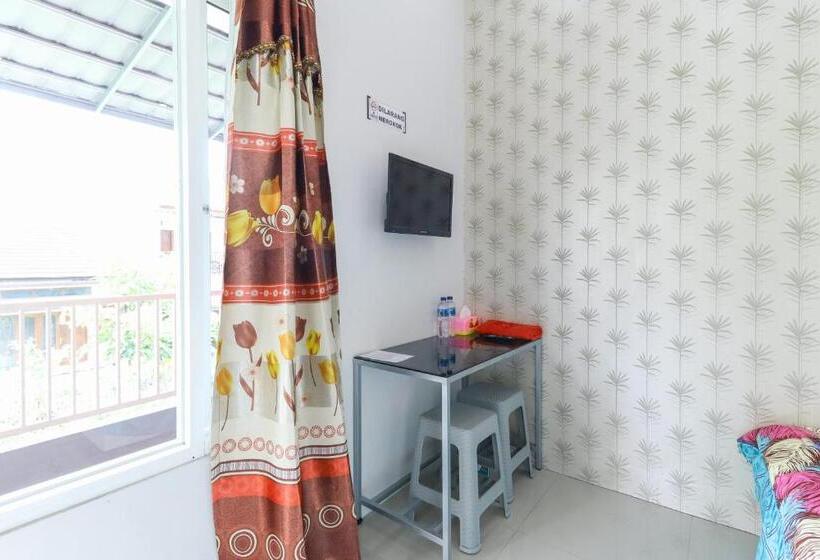 Номер Deluxe, Griya Mulya Near Alun Alun Batu Mitra Reddoorz