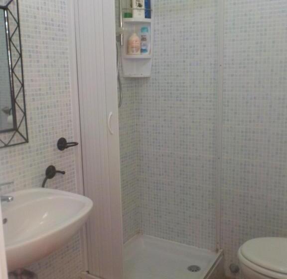 آپارتمان یک خوابه با دری مشترک که هال را جدا می کند., B&b Sardinia Room Siscaledda