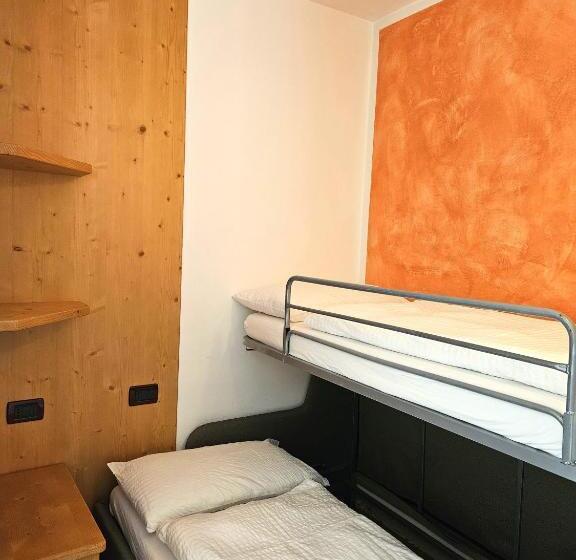 חדר משפחתי, Genzianella