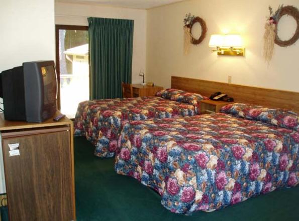 חדר סטנדרט שתי מיטות זוגיות, Tall Pines Motel