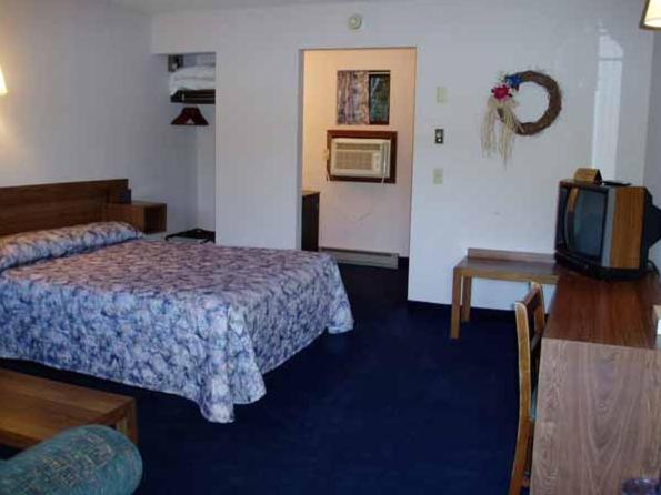 חדר סטנדרט שתי מיטות זוגיות, Tall Pines Motel