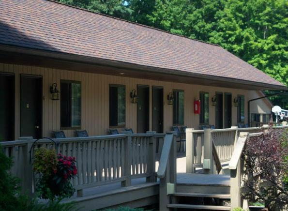 Люкс, Tall Pines Motel