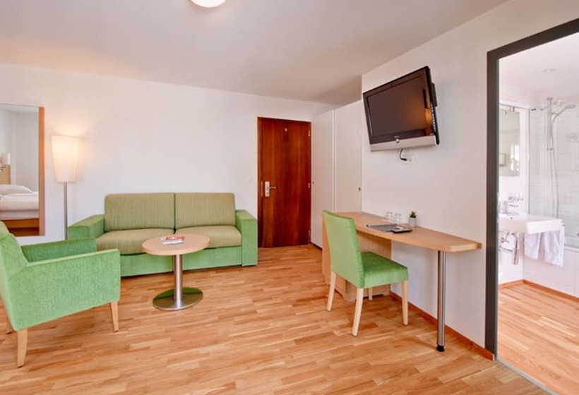 اتاق استاندارد چهار تخته, Bristol