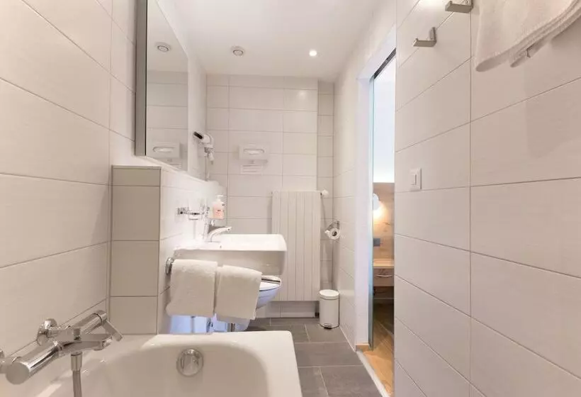 اتاق استاندارد سه نفره, Bristol