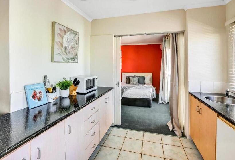 סוויטה, Coral Tree Inn