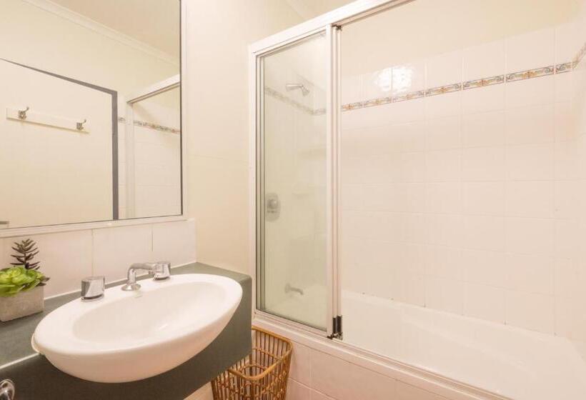 חדר משפחתי, Coral Tree Inn