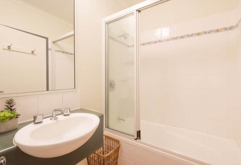 סוויטה, Coral Tree Inn