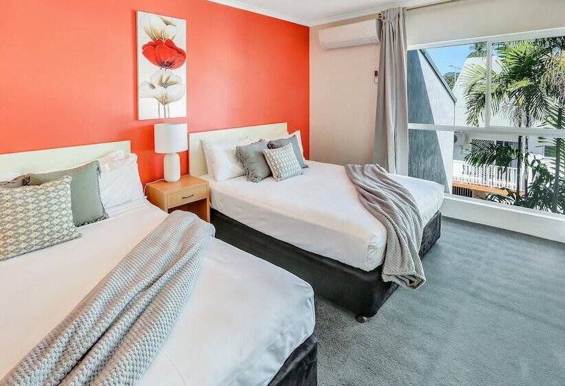 חדר משפחתי, Coral Tree Inn