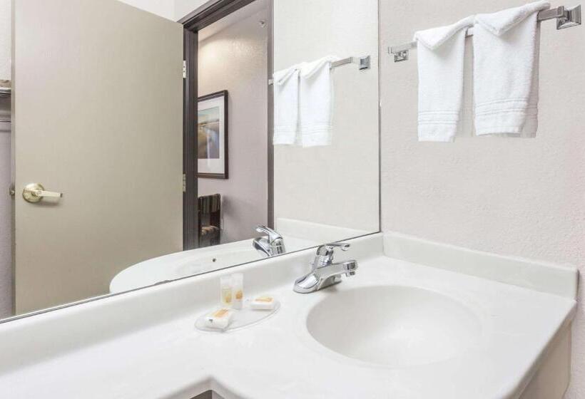 Номер Стандарт 2 Двуспальные Кровати, Days Inn By Wyndham Near Kansas Speedway