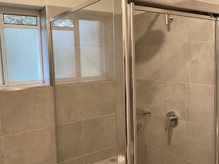 غرفة عائلية, Forster