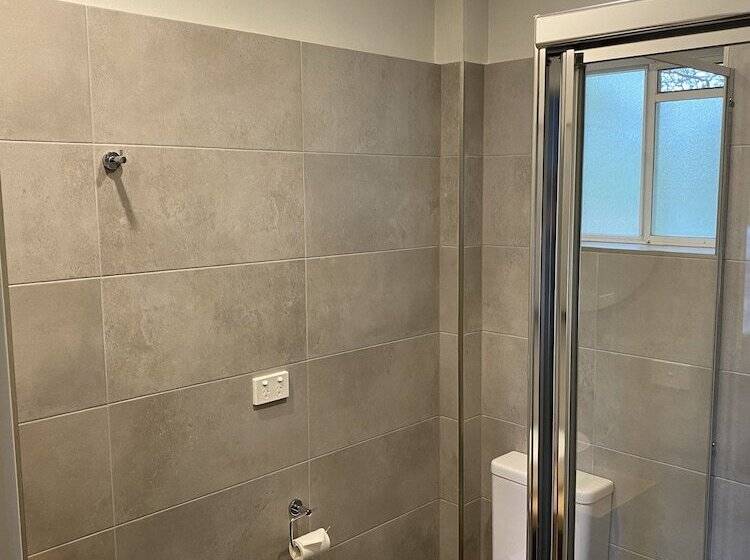 غرفة عائلية, Forster