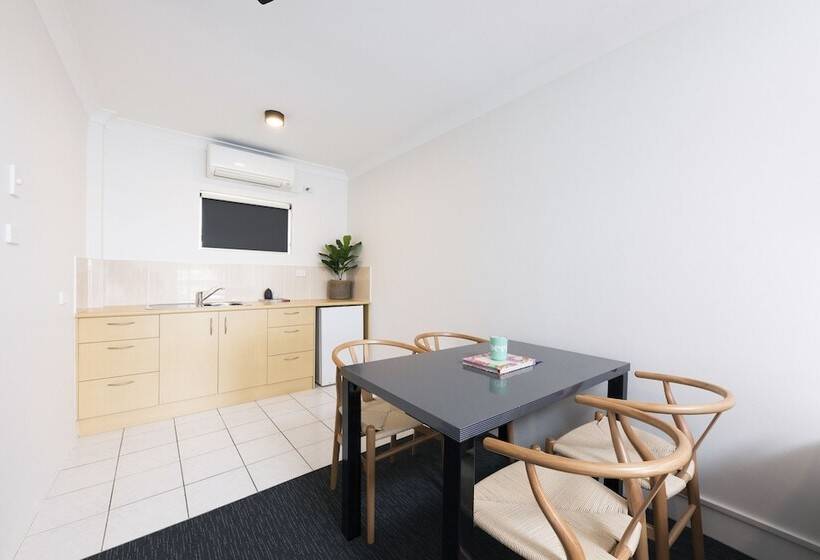 غرفة عائلية, Forster