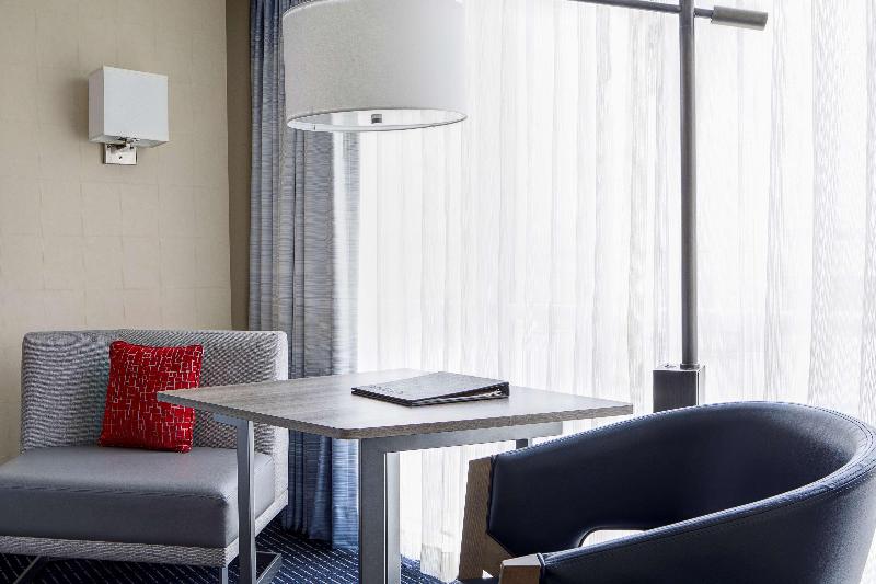 غرفة ديلوكس, Forster