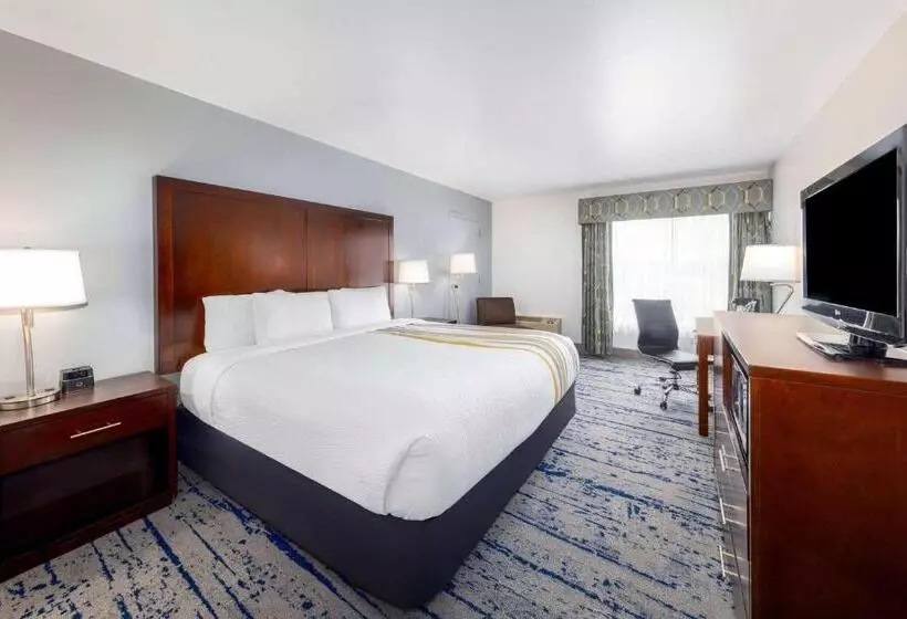 キングサイズベッドのスタンダードルーム, La Quinta Inn By Wyndham Lynnwood